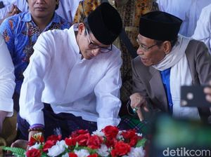 Kunjungi Ponpes di Sumenep, Sandi Cerita Soal Nama Tengahnya Kunjungi Ponpes di Sumenep, Sandi Cerita Soal Nama Tengahnya