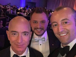 Kemunculan Perdana Orang Terkaya Dunia Usai Umumkan Cerai