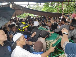 Proses Pemakaman Istri Ustaz Maulana Dipadati Ratusan Warga Proses Pemakaman Istri Ustaz Maulana Dipadati Ratusan Warga