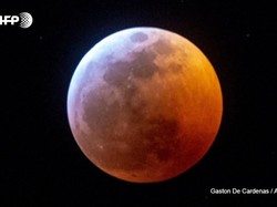 Cantiknya Gerhana Bulan Serigala di Yerusalem