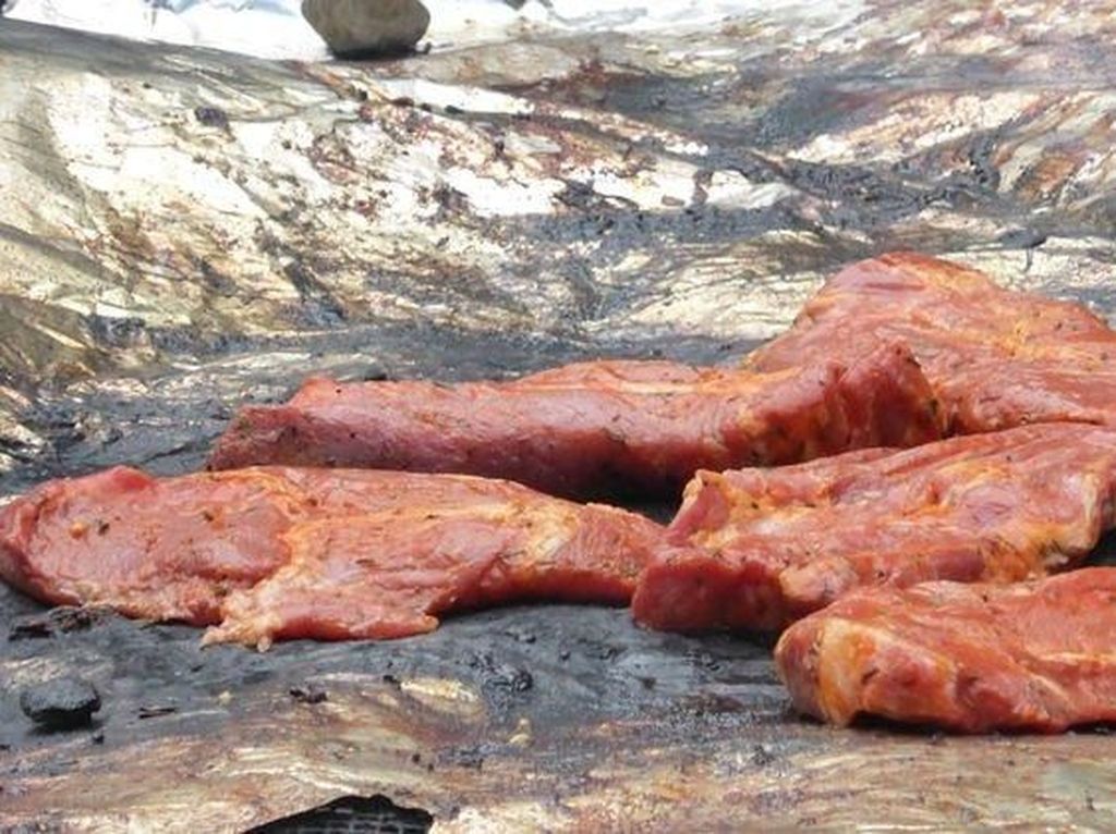 Cuaca Terik, Pria Ini Masak Steak di Mobil Pakai Bantuan Sinar Matahari Cuaca Terik, Pria Ini Masak Steak di Mobil Pakai Bantuan Sinar Matahari