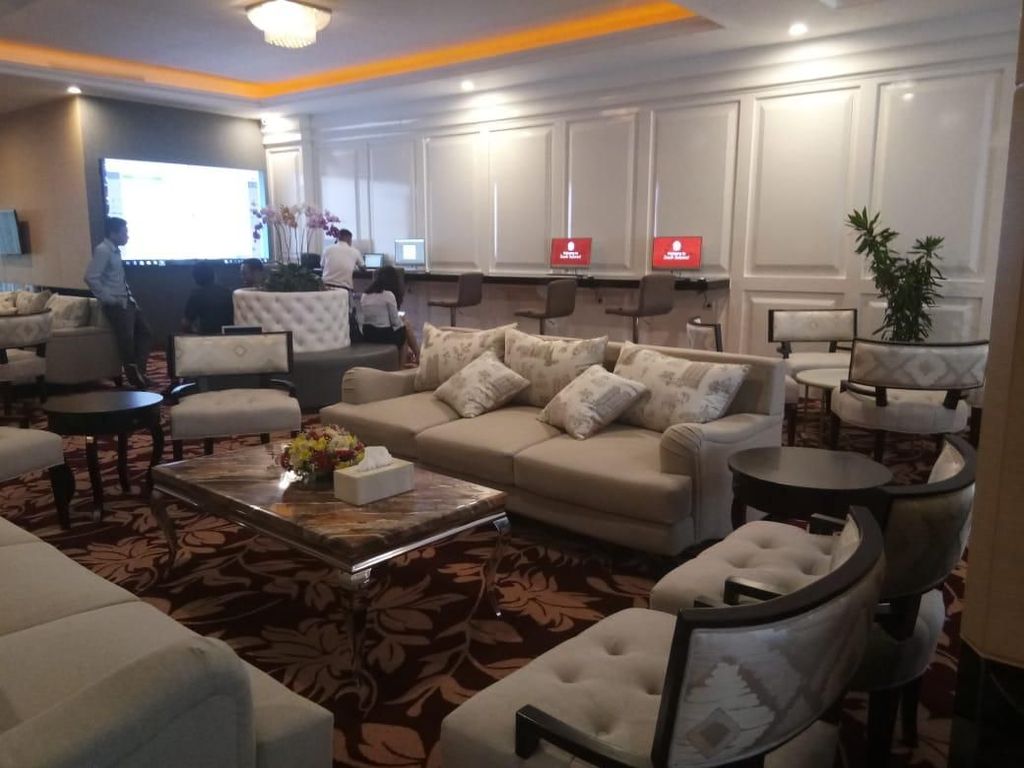 Gubernur Sulsel Buat Lounge Mewah di Kantornya Gubernur Sulsel Buat Lounge Mewah di Kantornya