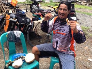 Main Film Dilan 1991, Ini Keseruan Bucek Depp Saat Makan dengan Komunitas Motor Main Film Dilan 1991, Ini Keseruan Bucek Depp Saat Makan dengan Komunitas Motor