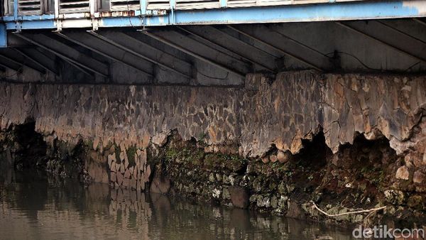 Ngeri! Dinding Kali di Bawah Halte TransJ Olimo Keropos dan Berlubang