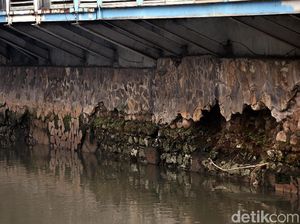 Ngeri! Dinding Kali di Bawah Halte TransJ Olimo Keropos dan Berlubang