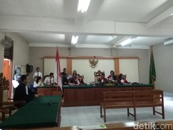 WN Inggris Penampar Staf Imigrasi Sakit, Sidang Vonis Ditunda