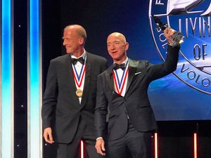 Diterpa Skandal Selingkuh, Jeff Bezos Tetap Tersenyum Lebar