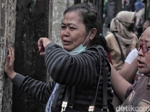 Tangis Pilu Korban Kebakaran Tomang
