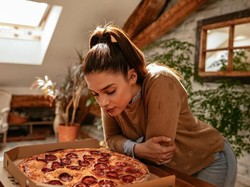 Cegah Makan Junk Food dengan Cium Aromanya Selama 2 Menit