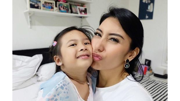 Tyas Mirasih & Amandine