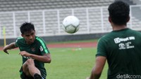 Mereka juga melakukan latihan passing.