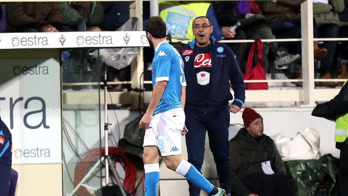 Gonzalo Higuain dan Maurizio Sarri saat masih di Chelsea (Gabriele Maltinti/Getty Images) Gonzalo Higuain dan Maurizio Sarri saat masih di Chelsea (Gabriele Maltinti/Getty Images)