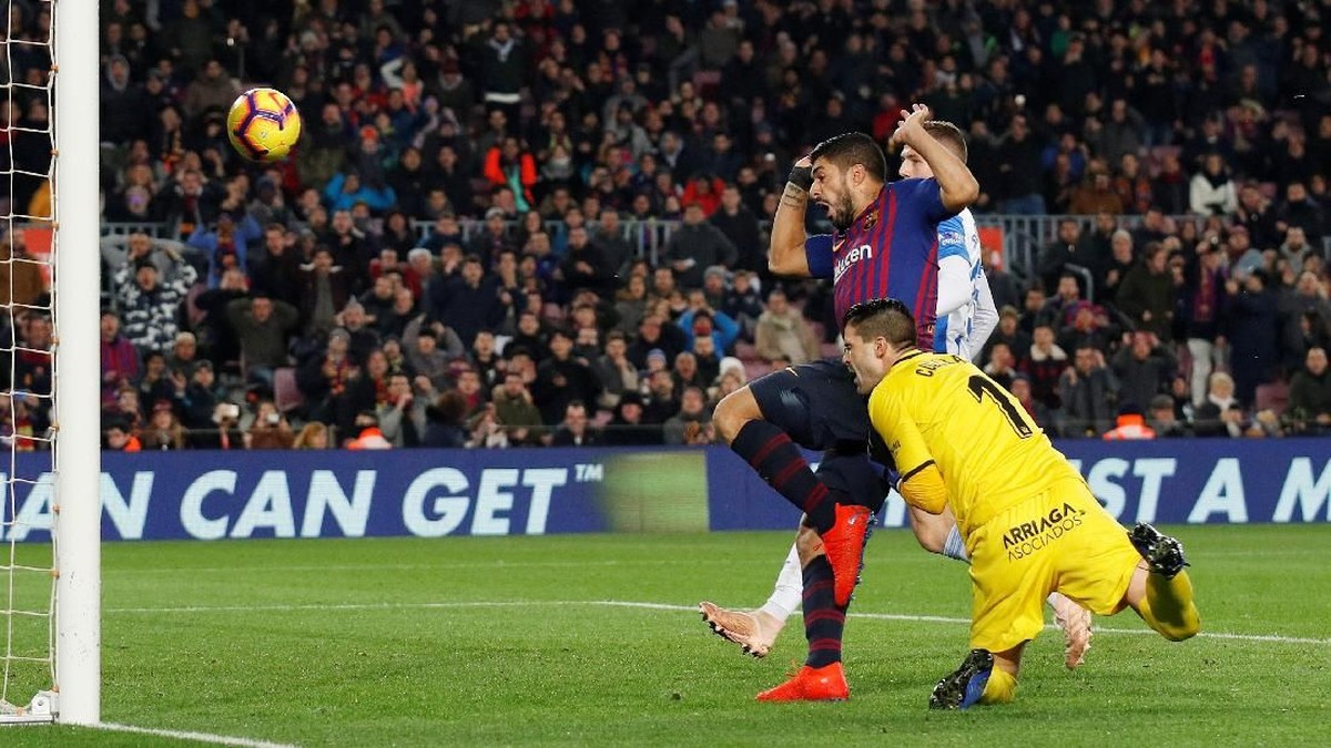Gol kontroversial Luis Suarez ke gawang Leganes. Foto: Albert Gea/Reuters
