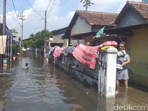 Banjir di Sidoarjo Mulai Surut, Warga Bersih-bersih Rumah