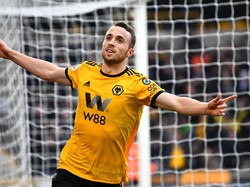 Diogo Jota onfire. Striker Wolverhampton asal Portugal itu mencetak hat-trick yang membantu timnya mengalahkan Leicester City 4-3. Jota menjadi pemain Wolves pertama sejak John Richards pada Oktober 1977 yang mencetak trigol, juga melawan Leicester. Foto: Clive Mason/Getty Images
