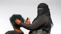 Jarang Ditemui, Seperti Inilah Jika Wanita Bercadar Jadi Ahli Potong Rambut