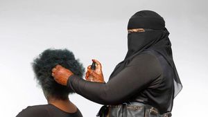 Jarang Ditemui, Seperti Inilah Jika Wanita Bercadar Jadi Ahli Potong Rambut