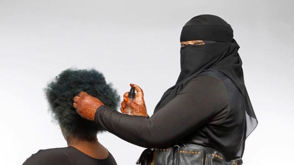Jarang Ditemui, Seperti Inilah Jika Wanita Bercadar Jadi Ahli Potong Rambut Jarang Ditemui, Seperti Inilah Jika Wanita Bercadar Jadi Ahli Potong Rambut