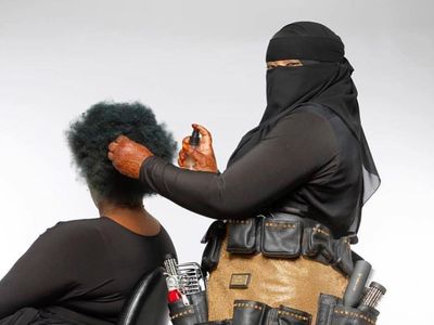 Jarang Ditemui, Seperti Inilah Jika Wanita Bercadar Jadi Ahli Potong Rambut