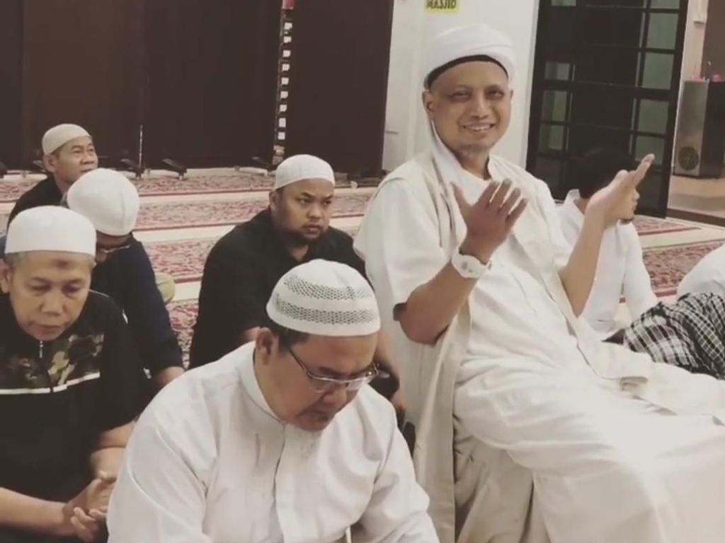 Kondisi Membaik, Arifin Ilham Salat Subuh Berjemaah di Masjid di Penang Kondisi Membaik, Arifin Ilham Salat Subuh Berjemaah di Masjid di Penang
