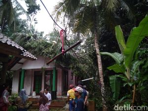 Angin Kencang Rusak Atap Sejumlah Rumah di Ciamis Angin Kencang Rusak Atap Sejumlah Rumah di Ciamis