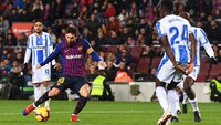 Lionel Messi yang baru masuk pada menit ke-64 kemudian mengunci kemenangan dengan gol di masa injury time. Di tengah kerumunan pemain Leganes, sepakan kaki kanannya melesak ke dalam gawang. Barcelona masih kukuh di puncak klasemen, unggul lima poin dari Atletico Madrid. Ini merupakan kemenangan ketujuh secara beruntun yang dipetik Los Cules. (Foto: David Ramos/Getty Images)