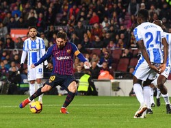 Lionel Messi yang baru masuk pada menit ke-64 kemudian mengunci kemenangan dengan gol di masa injury time. Di tengah kerumunan pemain Leganes, sepakan kaki kanannya melesak ke dalam gawang. Barcelona masih kukuh di puncak klasemen, unggul lima poin dari Atletico Madrid. Ini merupakan kemenangan ketujuh secara beruntun yang dipetik Los Cules. (Foto: David Ramos/Getty Images)