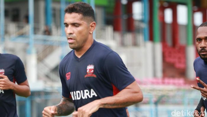 Pemain Madura United, Alberto Goncalves, yang dipinjam PErsija Jakarta. (Foto: Deni Prastyo Utomo/detikcom) Pemain Madura United, Alberto Goncalves, yang dipinjam PErsija Jakarta. (Foto: Deni Prastyo Utomo/detikcom)