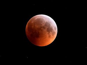 Amankah Lihat Super Blood Moon 26 Mei dengan Mata Telanjang? Ini Kata BMKG Amankah Lihat Super Blood Moon 26 Mei dengan Mata Telanjang? Ini Kata BMKG