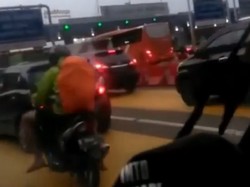 Viral Video Bule Naik Motor Nyasar Masuk Tol Kapuk