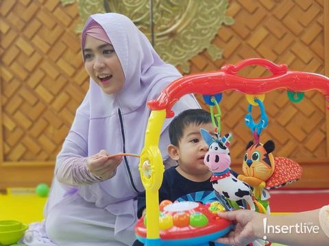 April Jasmine bersama salah satu putra kembarnya/ 