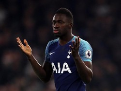Harry Winks memang mencetak gol kemenangan Tottenham Hotspur atas Fulham 2-1. Namun, Davinson Sanchez tampil impresif untuk menangkal ancaman-ancaman Fulham dari Aleksandar Mitrovic. Foto: Catherine Ivill/Getty Images