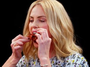 Charlize Theron yang Tengah Dekat dengan Brad Pitt Ternyata Doyan Chicken Wings Charlize Theron yang Tengah Dekat dengan Brad Pitt Ternyata Doyan Chicken Wings