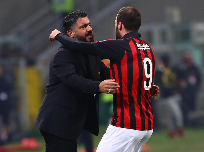 MILAN, ITALY - DECEMBER 29:  Gonzalo Higuain (R) of AC Milan celebrates his goal with his coach Gennaro Gattuso (L) during the Serie A match between AC Milan and SPAL at Stadio Giuseppe Meazza on December 29, 2018 in Milan, Italy.  (Photo by Marco Luzzani/Getty Images)