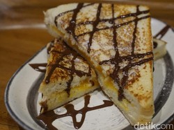 Bersantai Sambil Ditemani Ayam Sambal Matah dan Kaya Toast