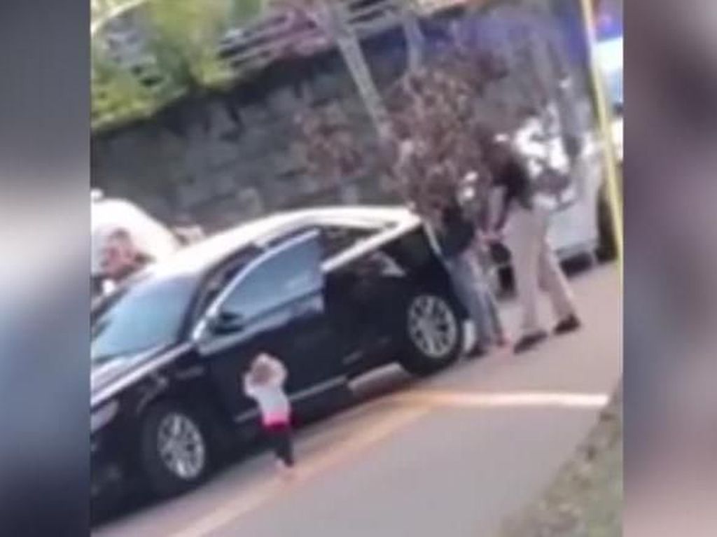 Balita AS Berjalan ke Polisi Sambil Angkat Tangan Saat Ayah Ditangkap Balita AS Berjalan ke Polisi Sambil Angkat Tangan Saat Ayah Ditangkap