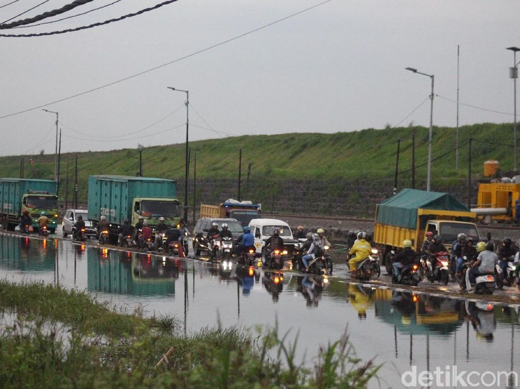 Genangan Meninggi, Porong Lama Arah Malang-Surabaya Ditutup Genangan Meninggi, Porong Lama Arah Malang-Surabaya Ditutup