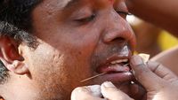 Melihat Lebih Dekat Ritual Penebusan Dosa Khas Suku Tamil