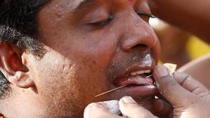 Melihat Lebih Dekat Ritual Penebusan Dosa Khas Suku Tamil