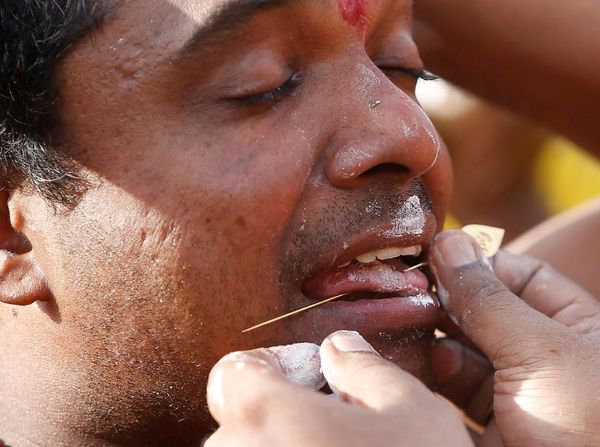 Melihat Lebih Dekat Ritual Penebusan Dosa Khas Suku Tamil