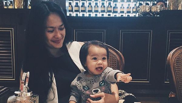 Potret Kehangatan Donna Harun Bersama Cucu Tercinta