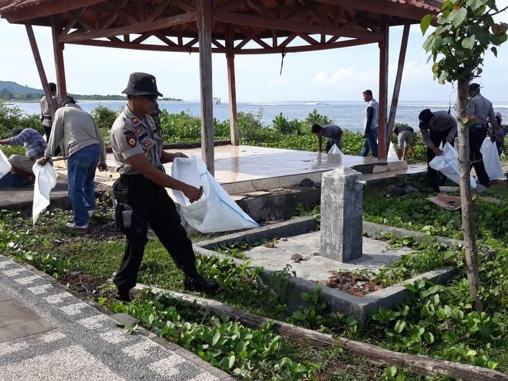 Warga Dompu Gotong Royong Bersihkan Pantai Lakey