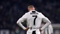 Ronaldo sendiri terlihat murung di sepanjang jalannya pertandingan. Performanya memang tak bisa dibilang bagus kali ini. (Foto: Tullio M. Puglia/Getty Images)