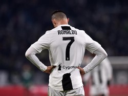 Ronaldo sendiri terlihat murung di sepanjang jalannya pertandingan. Performanya memang tak bisa dibilang bagus kali ini. (Foto: Tullio M. Puglia/Getty Images)