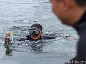 Yuk! Intip Aksi Bersih-bersih Pantai Ancol