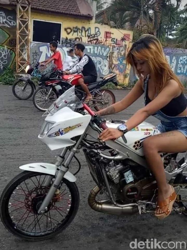 Viral, Cewek Cantik Ndlosor saat Ikut Balapan Liar di Malang Viral, Cewek Cantik Ndlosor saat Ikut Balapan Liar di Malang