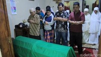 Ronaldikin di salatkan rumah duka. (Foto: Wisma Putra)