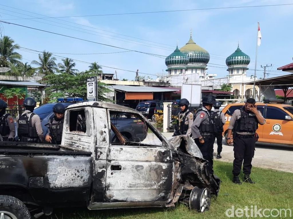 Mobil Pencuri 5 Ekor Sapi di Aceh Utara Dibakar Warga Mobil Pencuri 5 Ekor Sapi di Aceh Utara Dibakar Warga