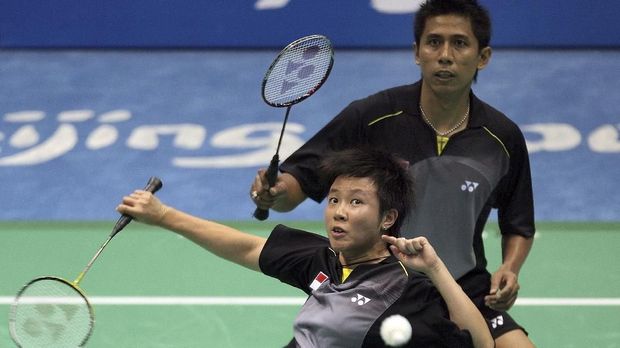 Liliyana Natsir (L) and Nova Widianto of Indonesia play against Sudket Prapakamol and Thoungthongkam Saralee of Thailand in their mixed doubles quarter-final badminton match during the 2008 Beijing Olympic Games at the Beijing University of Technology Gymnasium on August 14, 2008. Natsir and Widianto won the match 21-13, 21-19.   AFP PHOTO/Indranil MUKHERJEE (Photo by INDRANIL MUKHERJEE / AFP)