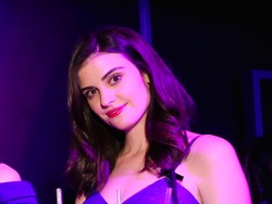 Viral di Golden Globes 2019, Pramusaji Air Minum Akhirnya Jadi Aktris